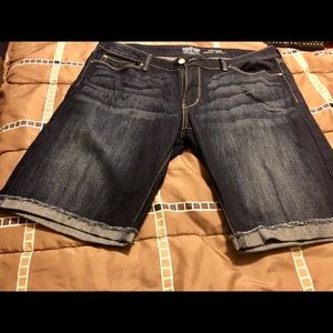 Size 16 Signature Levi Strauss skinny shorts